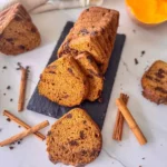 Bizcocho de calabaza sin gluten, tierno y delicioso, perfecto para compartir.
