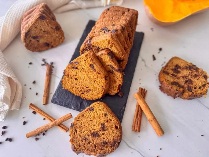 Bizcocho de calabaza sin gluten, tierno y delicioso, perfecto para compartir.