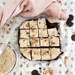 Brownies irresistibles con crema Kinder en un plato decorativo