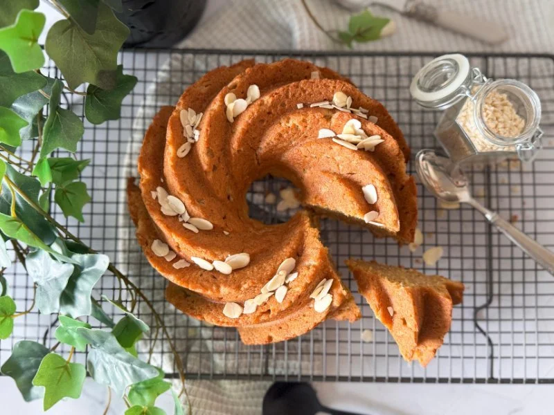 Bundt Cake sin gluten decorado con frutas frescas