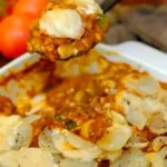 Plato de lasaña de papa sin gluten con ingredientes frescos y coloridos.